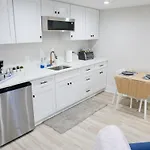 Beautiful & Modern-Near Subway Parking